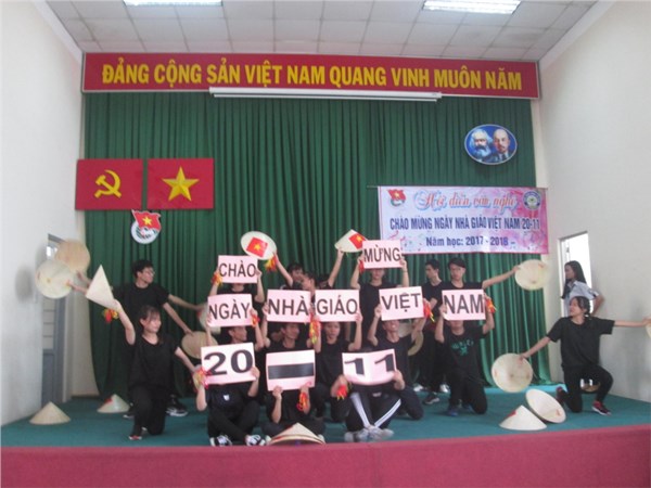 10A8 Nhay hien dai (2).JPG